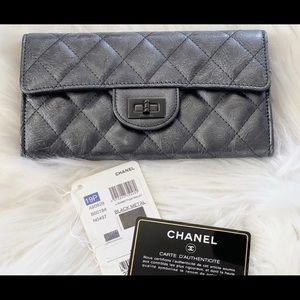 ❤️Sold❤️Chanel 19p ReIssue Charcoal w/Black Hardware Wallet Unused Like new.